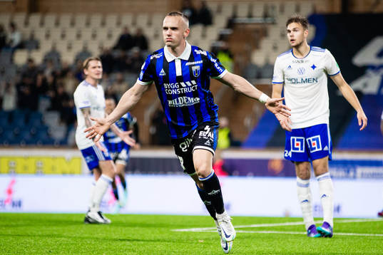 Sirius Aron Bjarnason jublar