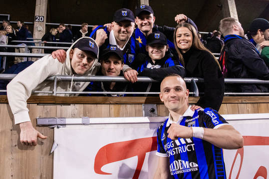 Sirius Aron Bjarnason jublar