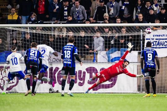 IFK Norrköpings Jonathan Levi missar en straff