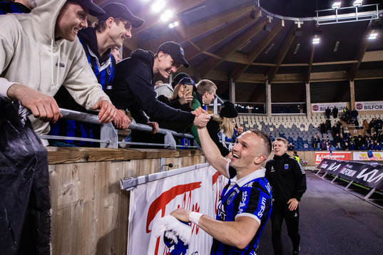 Sirius Aron Bjarnason jublar