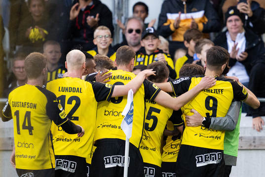 Häckens spelare jublar
