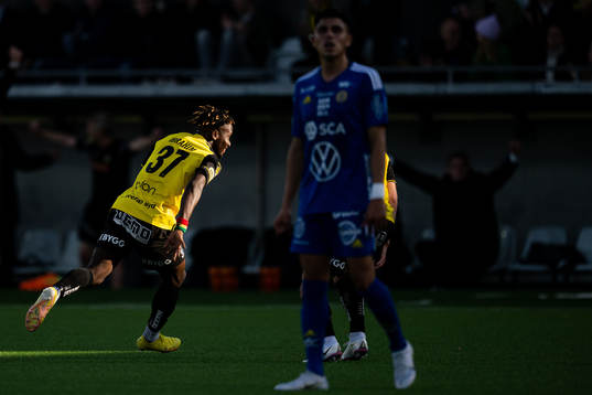 Häckens Ibrahim Sadiq jublar