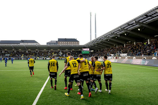 Häckens spelare jublar
