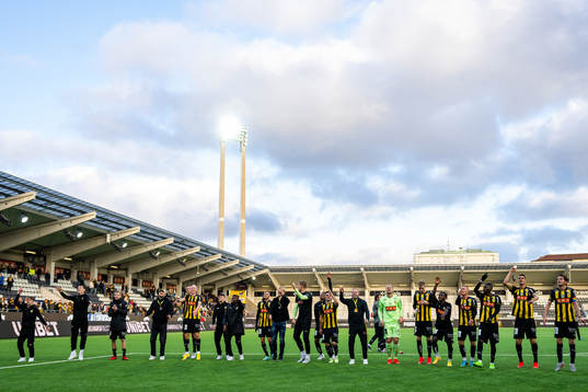 Häckens spelare jublar