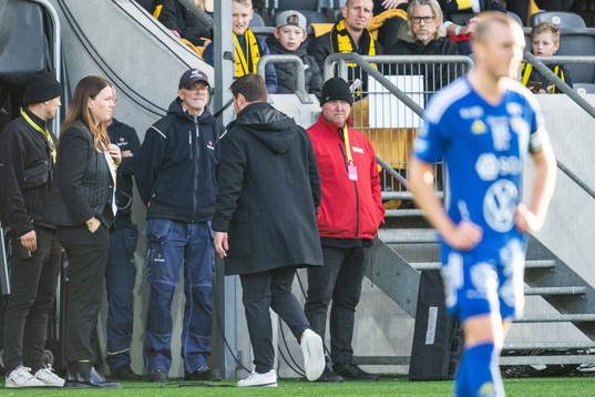 GIF Sundsvalls tränare Brian Clarhaut lämnar plan