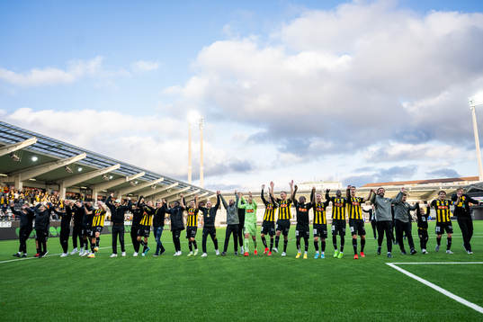 Häckens spelare jublar