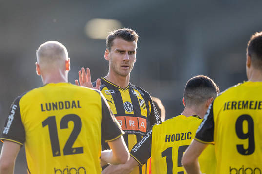 Häckens Johan Hammar jublar med lagkamrater