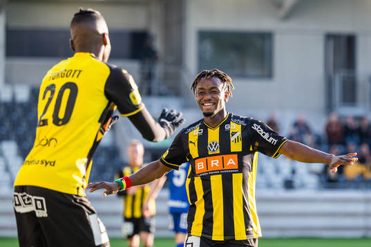 Häckens Blair Sebastian Turgott och Ibrahim Sadiq jublar