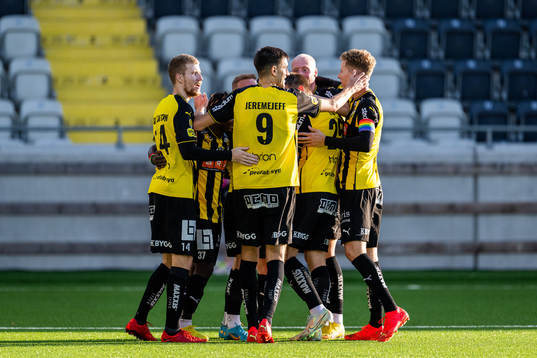Häckens Mikkel Rygaard Jensen jublar med lagkamrater