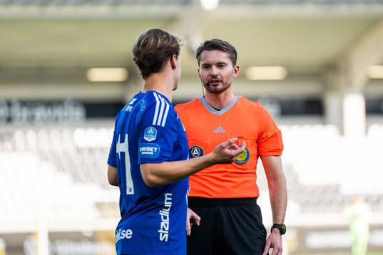 GIF Sundsvalls Saku Ylätupa i diskussion med domare Joakim