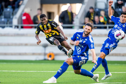 Häckens Akoua Romeo Amane skjuter förbi GIF Sundsvalls