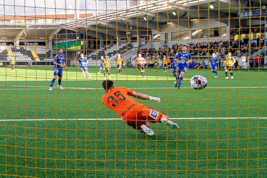 GIF Sundsvalls målvakt Oscar Jonsson släpper in 1-0 från