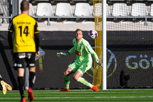 Häckens målvakt Peter Abrahamsson släpper in 1-1 från