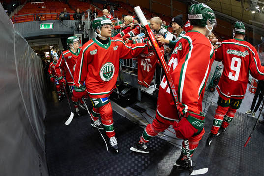 Frölundas Linus Nässen innan ishockeymatchen i SHL mellan