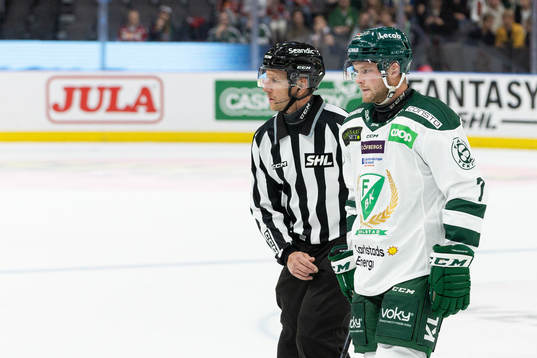 Färjestads Axel Bergkvist lämnar isen