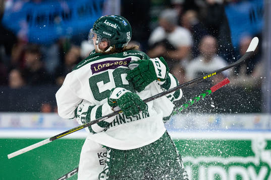 Färjestads Theodor Lennström jublar med Färjestads Linus