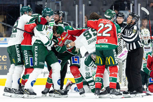Bråk mellan Frölundas Petteri Lindbohm och Färjestads