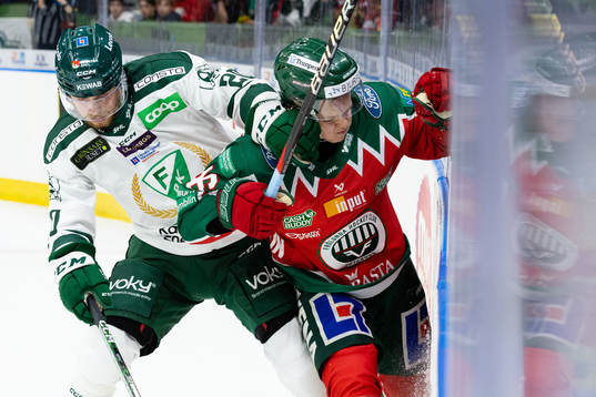 Färjestads Marcus Westfält tacklar Frölundas Liam Dower