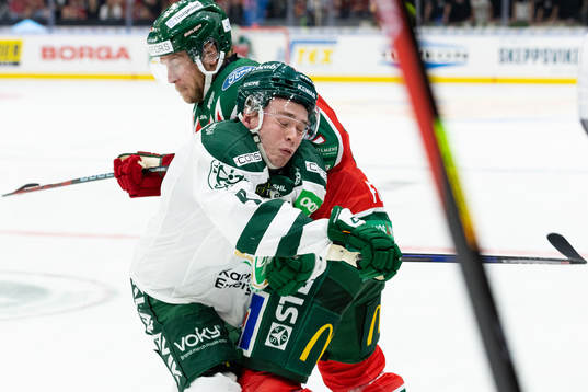 Frölundas Christian Folin tacklar Färjestads Oscar Lawner