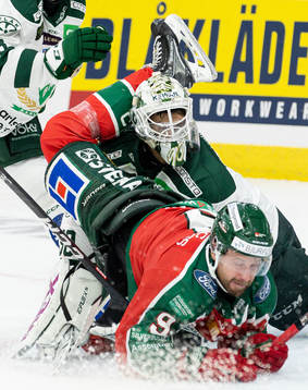 Frölundas Jan Mursak kolliderar med Färjestads målvakt