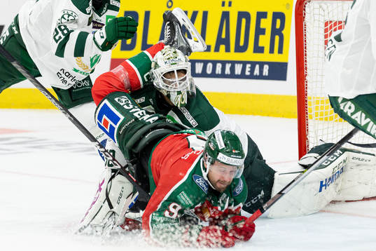 Frölundas Jan Mursak kolliderar med Färjestads målvakt