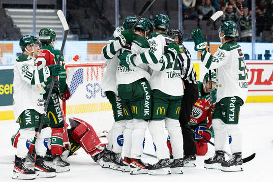 Färjestads spelare jublar med Marcus Westfält