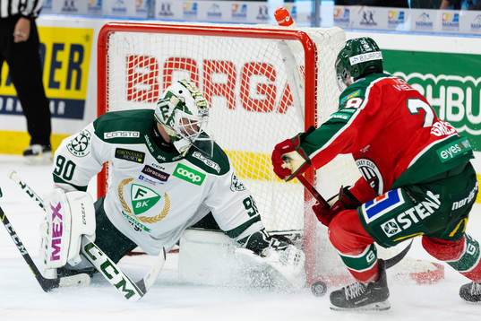 Färjestads målvakt Matthew Tomkins räddar ett avslut