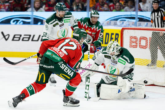 Frölundas Max Friberg skjuter 1-2 i mål bakom Färjestads