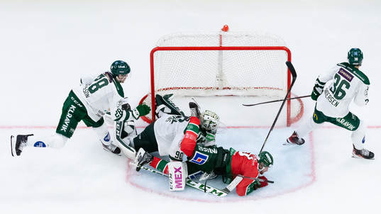 Frölundas Jan Mursak kolliderar med Färjestads målvakt