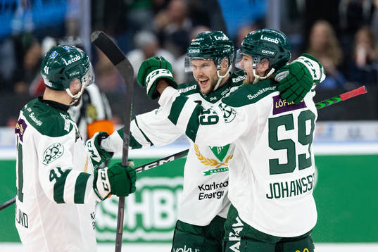 Färjestads Theodor Lennström jublar med lagkamrater