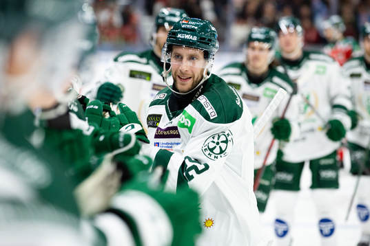 Färjestads Per Åslund jublar