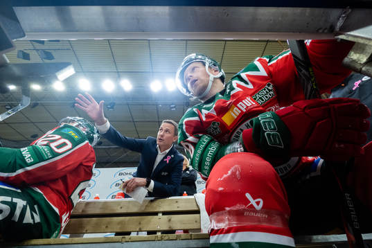Frölundas tränare Roger Rönnberg pratar med Ryan Lasch
