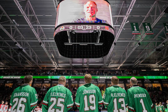Nicklas Lidström med hälsing när Kent ”Swiss”
