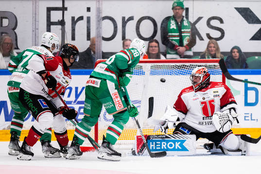 Rögles Daniel Zaar (tv) gör 3-1 bakom Örebros målvakt