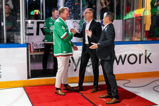 Kenny Jönsson hälsar på Rögles klubbdirektör Daniel