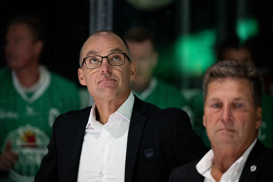 Rögles klubbdirektör Daniel Koch och i förgrunden