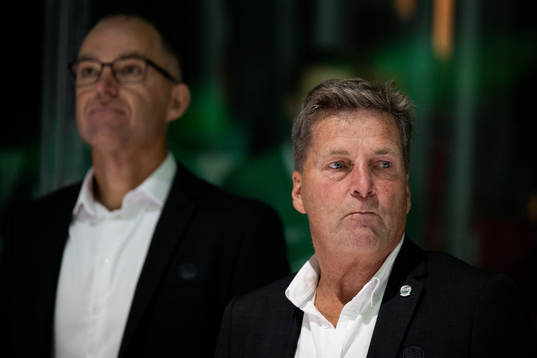 Rögles ordförande Håkan Eriksson och i bakgrunden