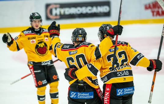 Luleås Julius Honka jublar med lagkamrater