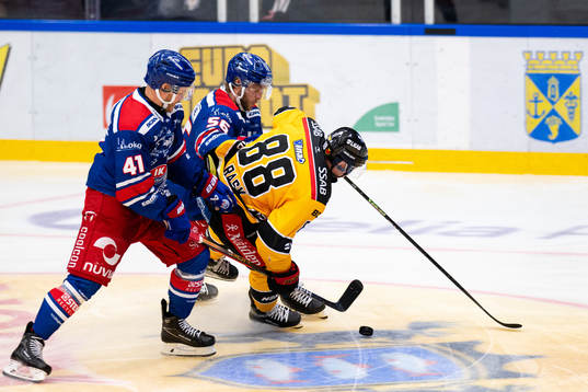 Oskarshamns Johan Johnsson och Robin Norell i en kamp mot