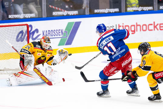 Oskarshamns Antti Suomela oroar framför Luleås målvakt