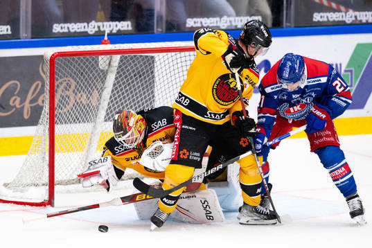 Oskarshamns Myles Powell oroar framför Luleås målvakt