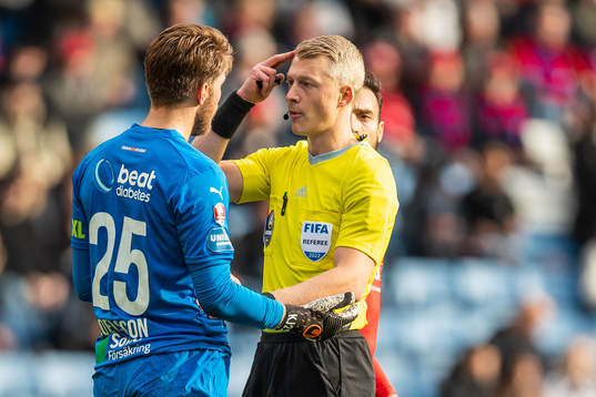 Helsingborgs målvakt Kalle Joelsson och domare Adam
