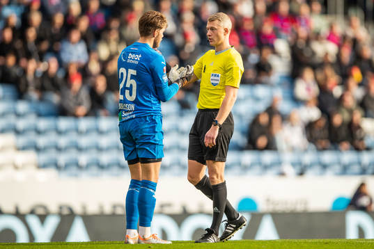 Helsingborgs målvakt Kalle Joelsson och domare Adam