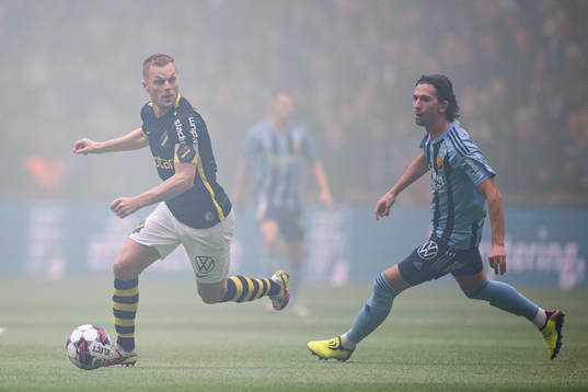 AIKs Sebastian Larsson och Djurgårdens Gustav Wikheim