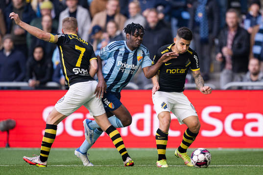 Djurgårdens Joel Asoro i en kamp mot AIKs Sebastian