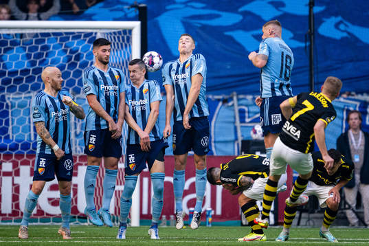AIKs Sebastian Larsson med en frispark förbi Djurgårdens