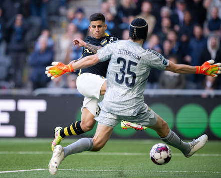 AIKs Nicolas Stefanelli gör 0-2 bakom Djurgårdens