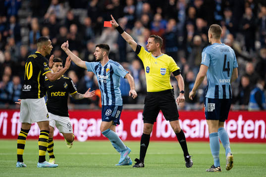 AIKs Collins Lusaka Sichenje får rött kort av Domare
