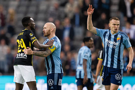 Djurgårdens Magnus Eriksson och Piotr Johansson reagerar
