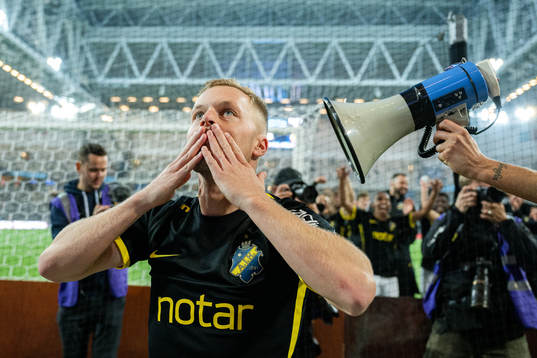 AIKs Sebastian Larsson jublar